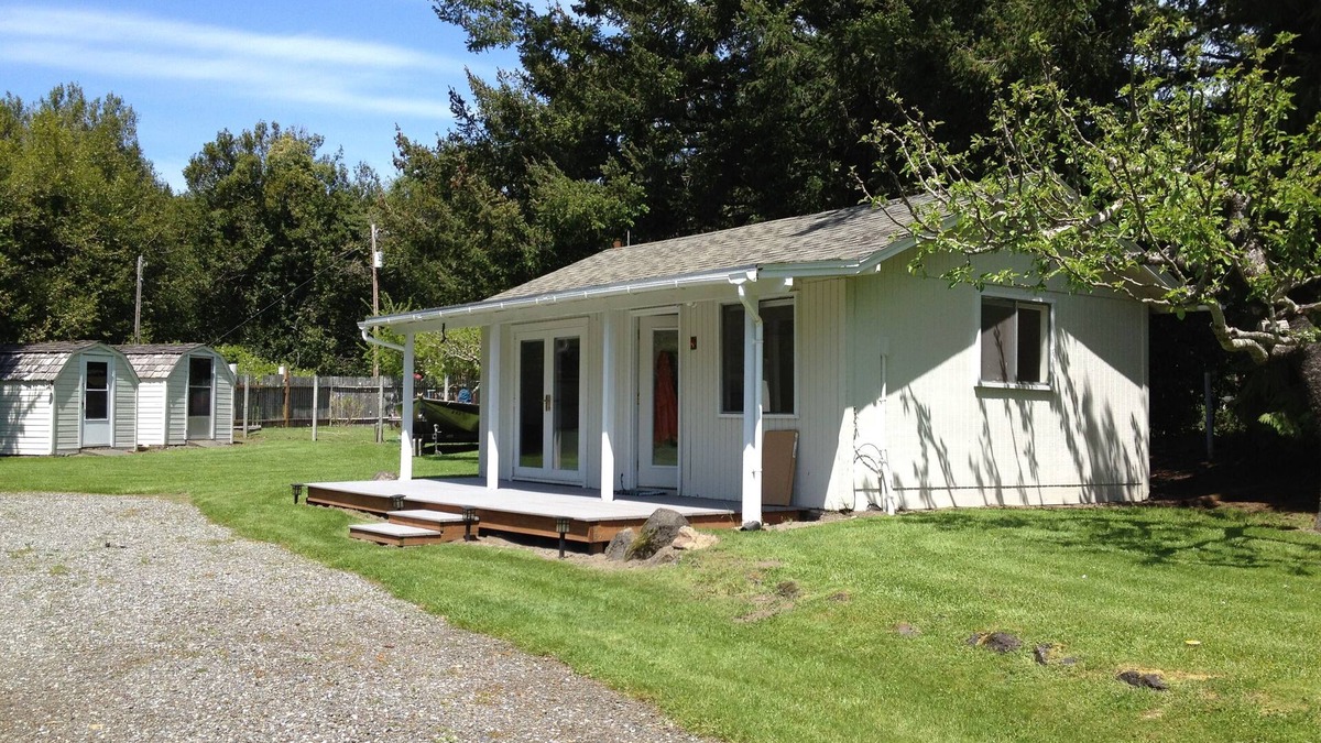 Gold Beach Cottage | Light, Bright and Cozy with River Views and Access