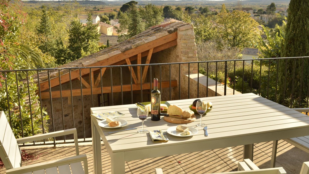 Neffies House | Light filled 4 star rated village house in vigneron village, lovely open views