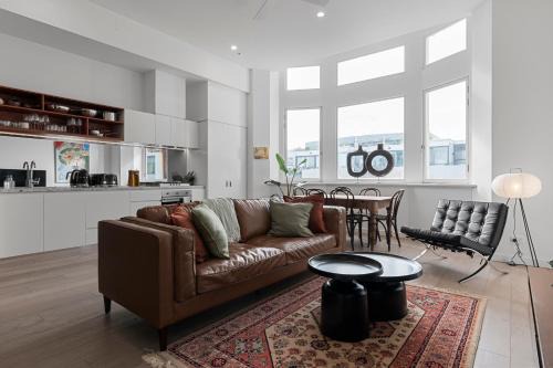 Fitzroy Apartment | Light-filled Artistic Getaway - Smith St