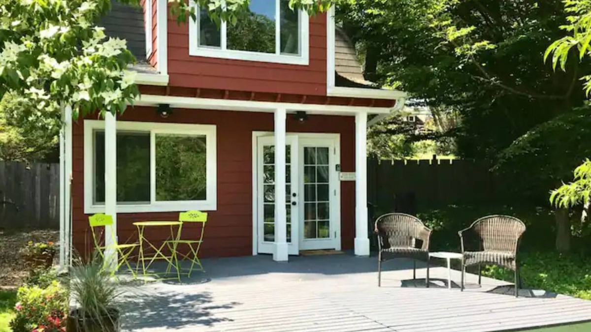 Vashon Island House | Light-filled cottage in garden oasis. ❤️ of island