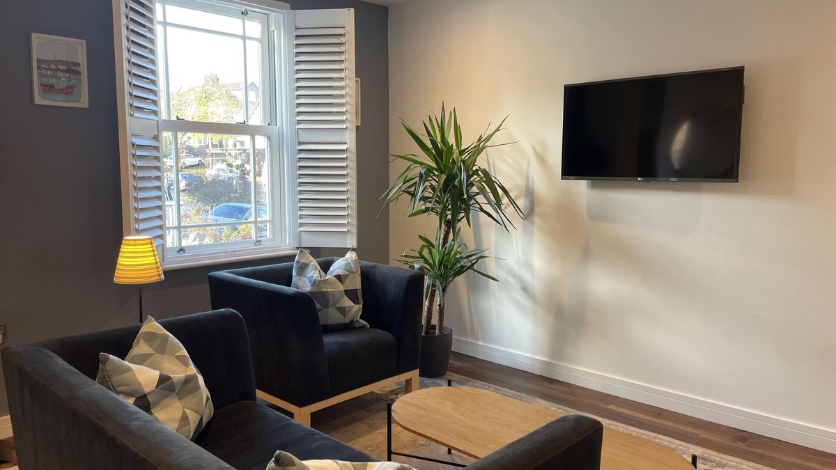 Stoke Bishop Apartment | Light-filled Eco-home with Patio