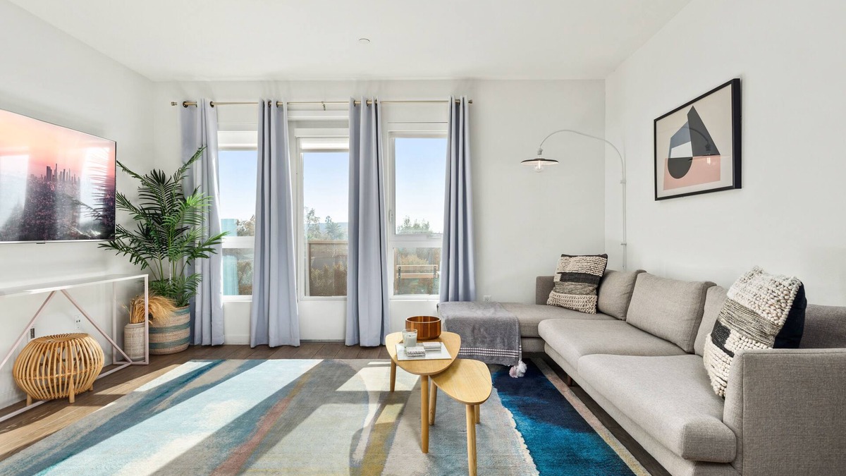 Carthay Circle Condo | Light-Filled Sanctuary in Iconic Los Angeles