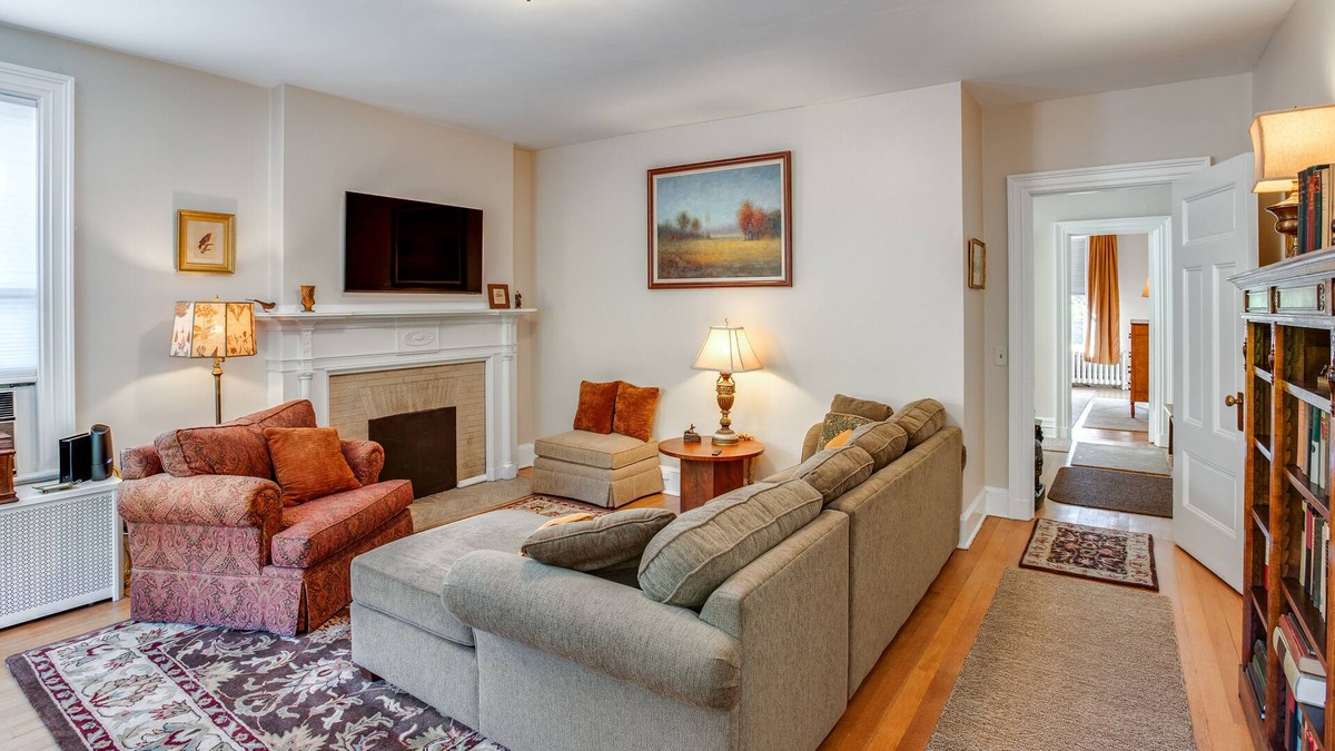 East Avenue Apartment | Light-Filled Spacious 1 Bedroom