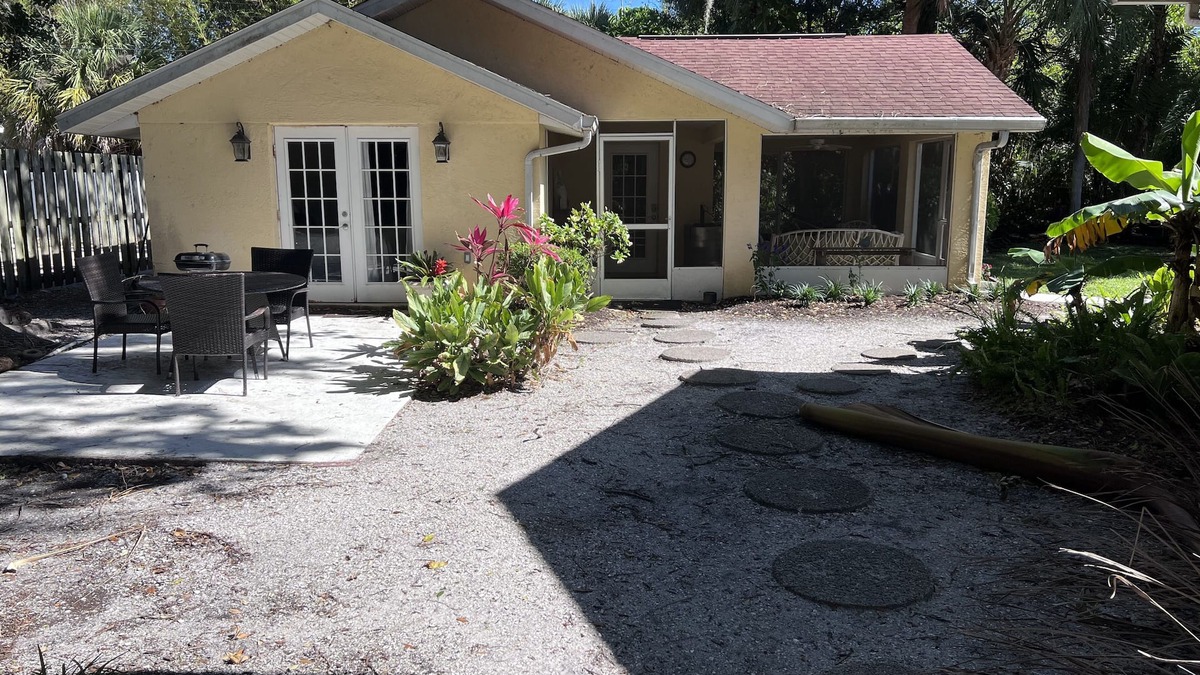 Indian Beach Sapphire Shores Cottage | Light filled walk to bay 1 King BR,1 BA private cottage by the Ringling Museum