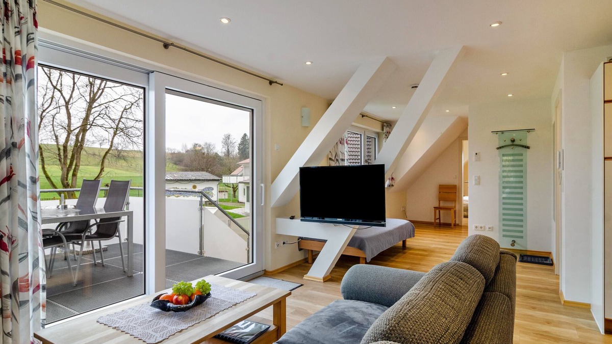 Ueberlingen Apartment | Light-Flooded Holiday Apartment “Haus Eiche” close to Lake Constance with Wi-Fi, Balcony & Garden; Parking Available