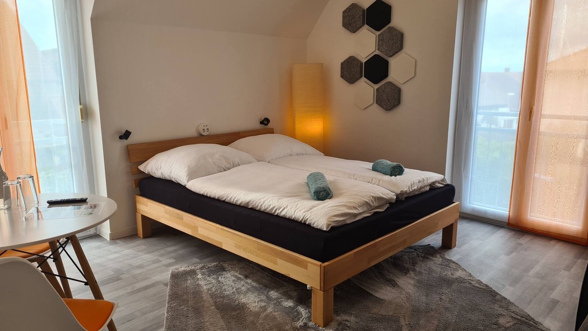 Waldbuttelbrunn Bed & Breakfast | Light-flooded guest room - Mainwiesen