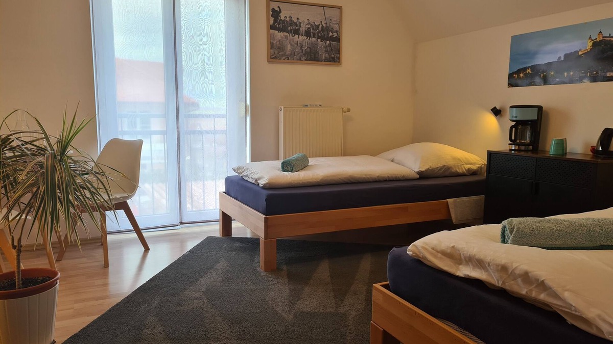 Waldbuttelbrunn Bed & Breakfast | Light-flooded room - Marienberg