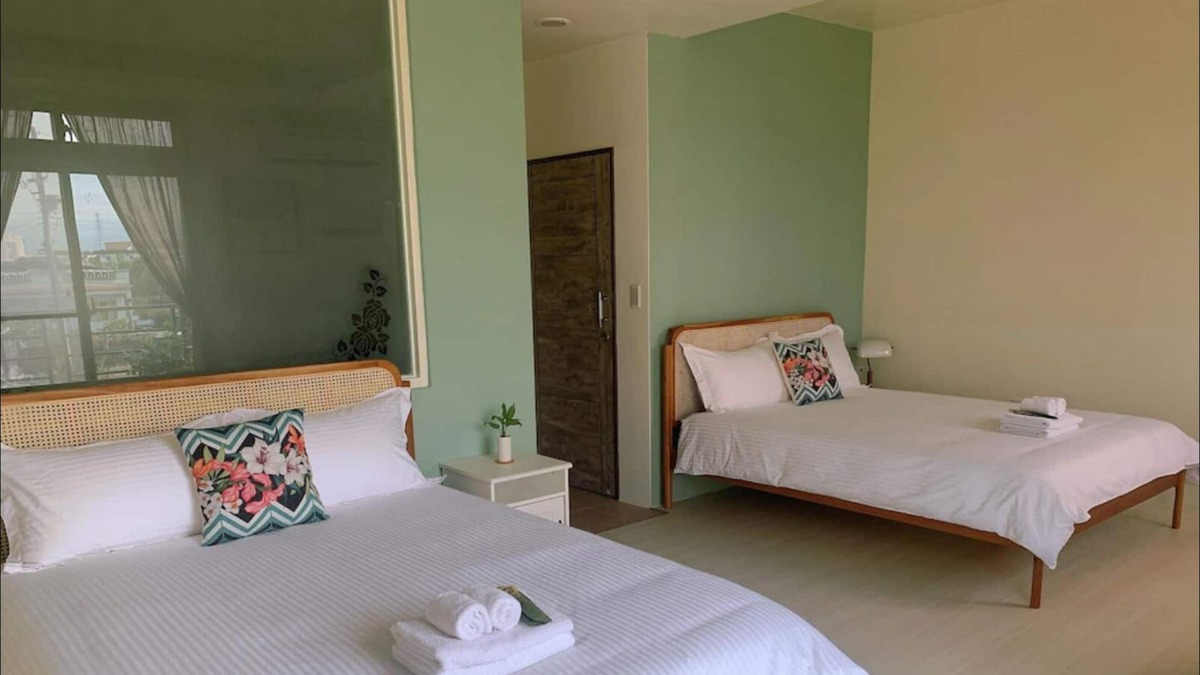 Dongshan Bed & Breakfast | Light home 寧靜生活 近羅東 6-8人 可開伙聚餐 桌遊 免費車位 歡迎預訂