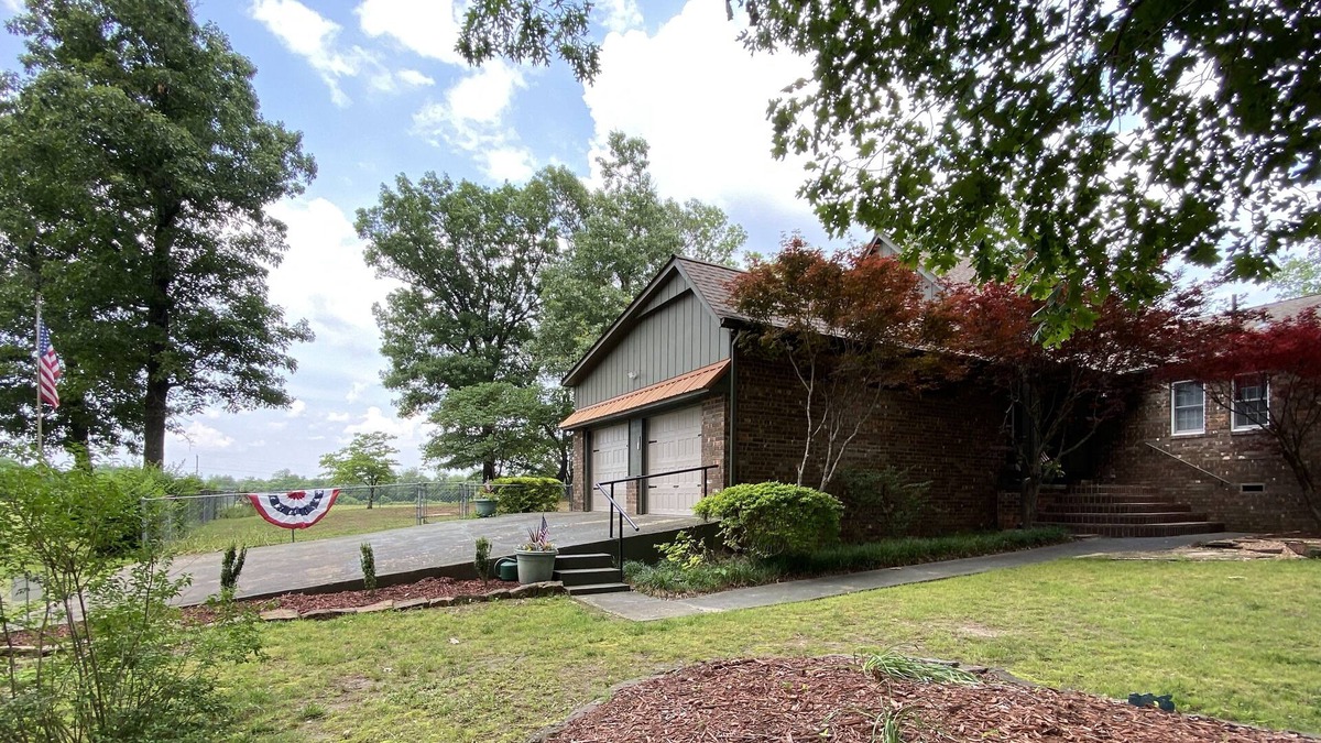 Moodys House | Light On The Hill a spacious, gated, country gem