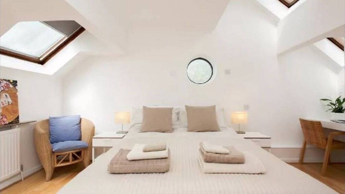 Limehouse Apartment | Light & stylish duplex on Thames Path. Ideal for East & Central London and Excel