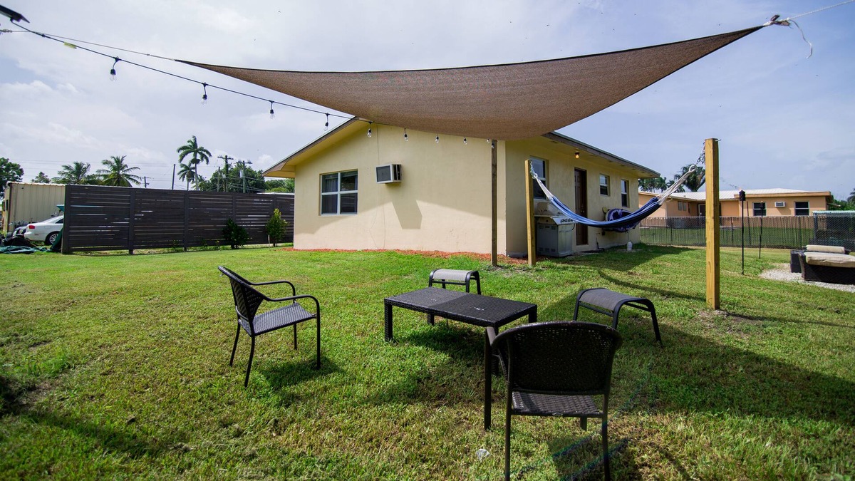 Pahokee House | Light Up Front & Back | Queen Beds | Lake | Pet Ok