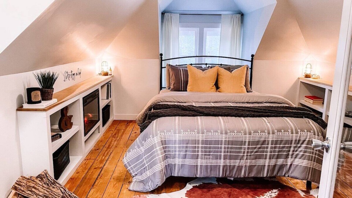 New Buffalo Cottage | Lighthouse Cottage - Family & Pet Friendly