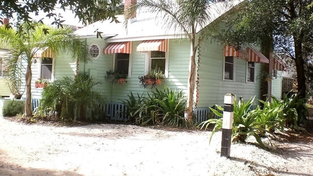 Tybee Island Cottage | Lighthouse Cottage-1.5 blocks from beach.