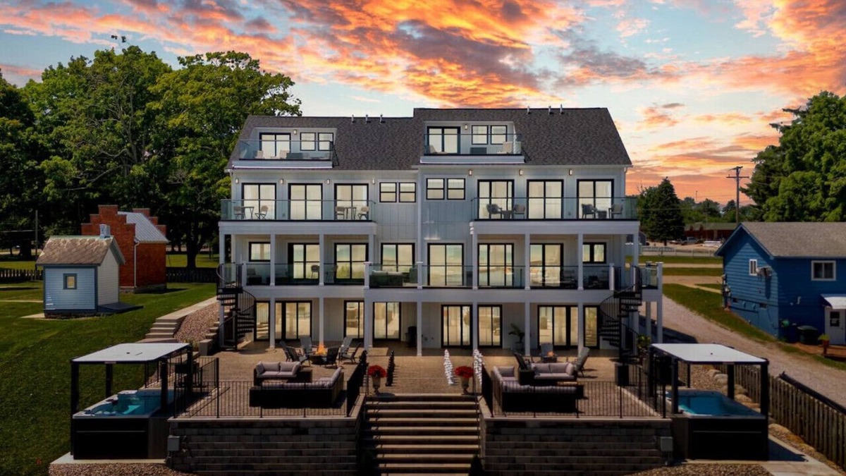 Port Sanilac House | Lighthouse Cove: Corporate events, weddings, large groups
