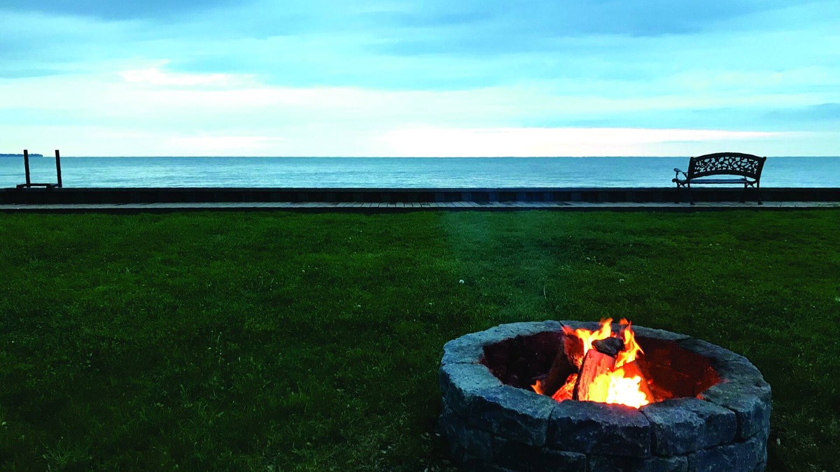 Lighthouse Cove Cottage | Lighthouse Cove Lakefront Cottage with Canal Dock