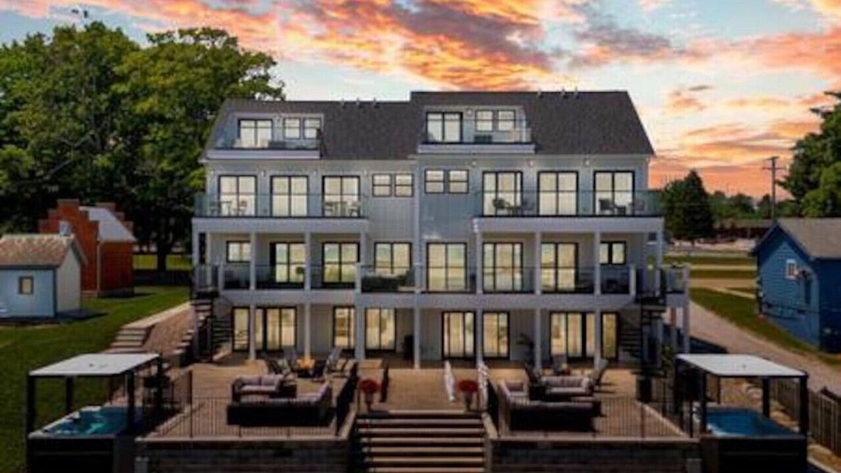Port Sanilac House | Lighthouse Cove: Sleeps up to 10, 2 kitchens, swim spa