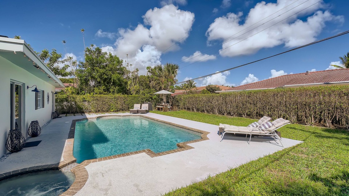 Lighthouse Point House | Lighthouse Point Beach Home: 10 min to beach 🏖️, sleeps 10, pool 🏊♀️, golf, pickle🎾