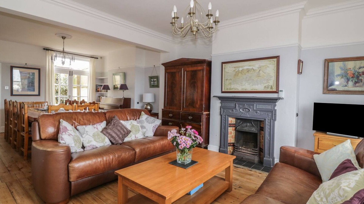 Gorleston-on-Sea Cottage | LIGHTHOUSE VIEW, pet friendly, with hot tub in Gorleston-On-Sea