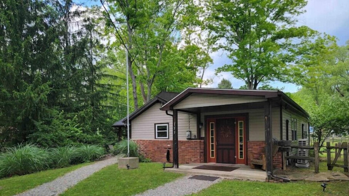 Hostetter House | Ligonier Cozy Cabin Getaway - Streamside lot