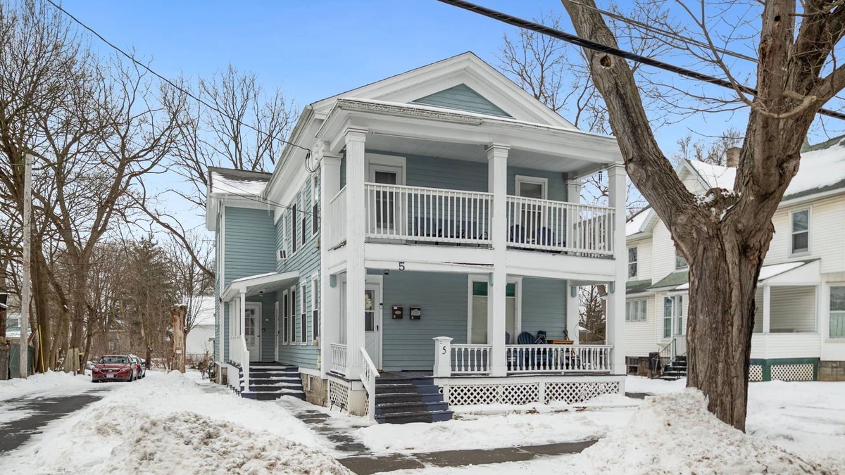Auburn Apartment | Like home Charming 3 Bedroom Upstairs Flat 3 blocks frm downtown Auburn Sleeps 5