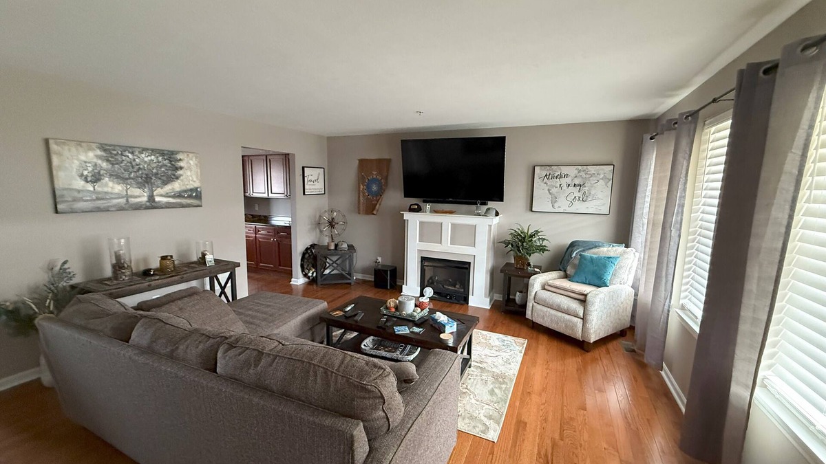 Beaver Falls House | Like New 2-bed + Home office + 2 Car Garage short drive north of Pittsburgh