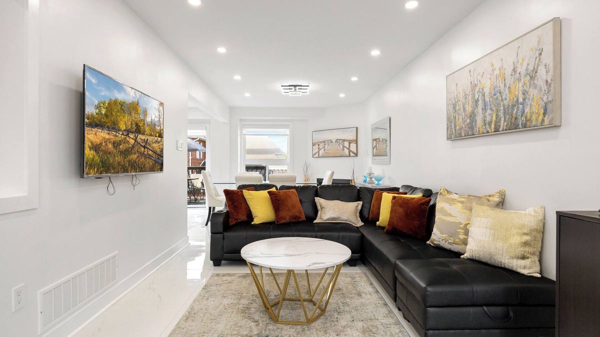 Aurora House | Like-New Home, 4+1 BR, 2.5 Bath, Parking & WIFI