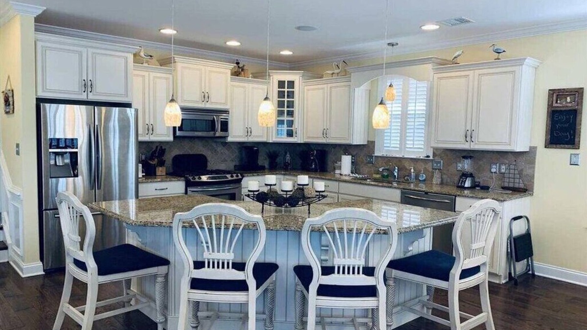 North End Condo | Like New Luxurious North End Cottage Beach Block