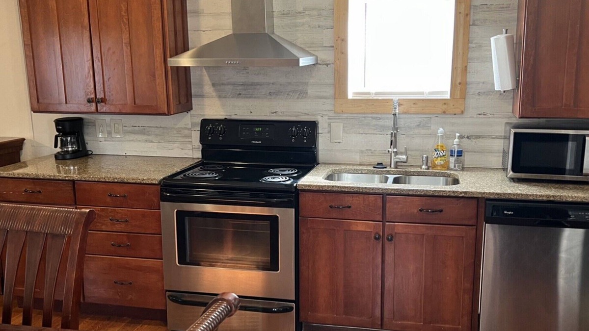 Burlington House | "Lil Big" Tiny House near Lion Reserve