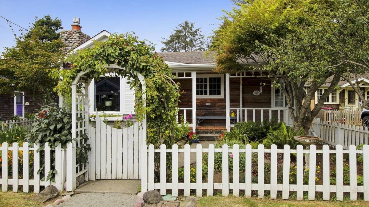 Cannon Beach Cabin | Lil Bird Cottage - Beachcomber Vacation Homes