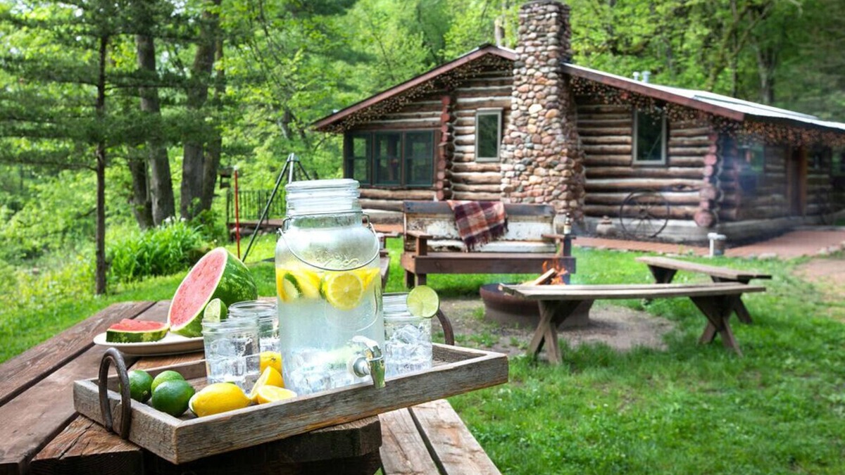 Rock Falls Cabin | Lil’ Kickback On Elk Creek (Eau Claire area)