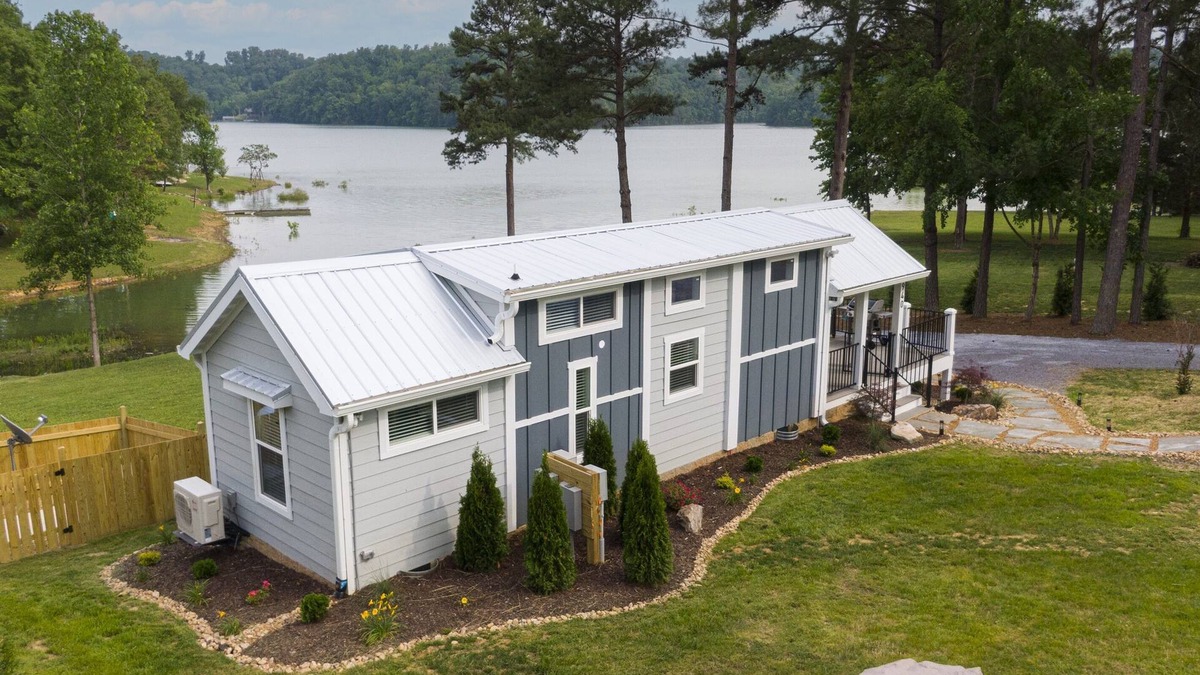 Sevierville Cottage | Lil Lake House! Modern Tiny Home!