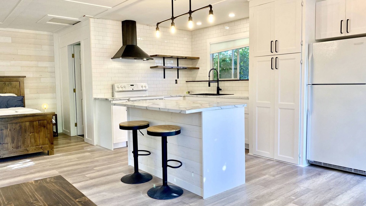 Regional District of Nanaimo Cottage | Lil Q Modern Cottage - 3 min from the beach!