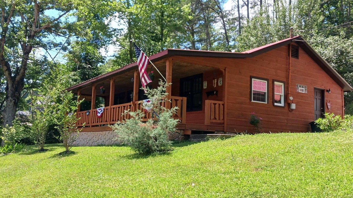 Ellijay Cabin | Lil' Ranch: Smoke-free, Pet-free rental, 2 mi to downtown. Easy to find/access.