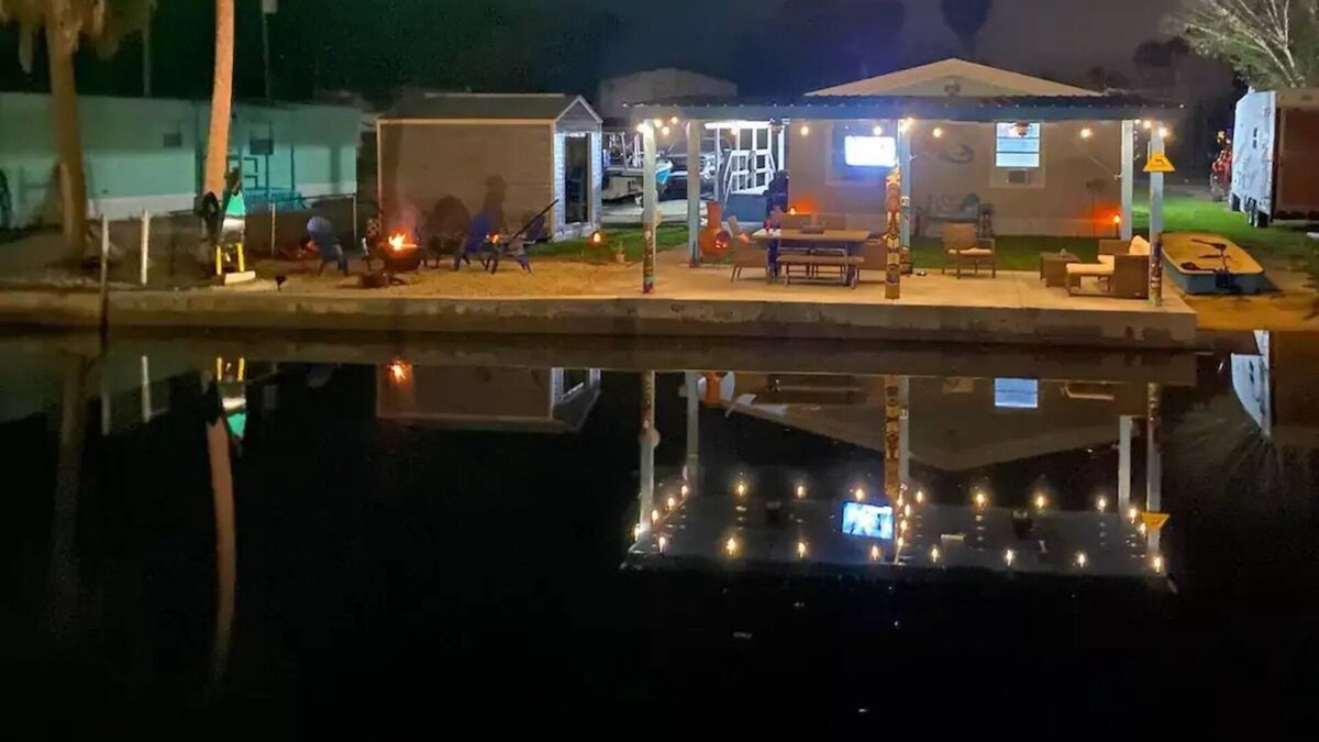 Weeki Wachee Gardens House | Lil Rustic Riverhouse Weeki Wachee Canal wboatdock