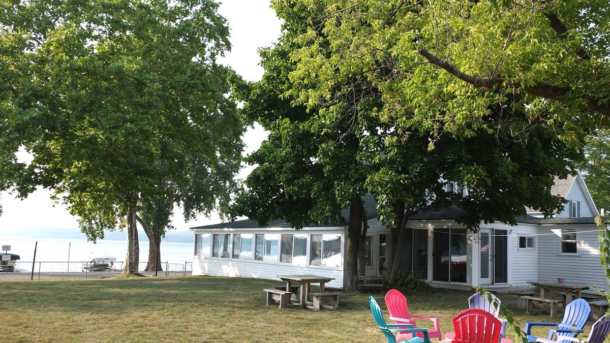 Beulah Cottage | Lil's on the Lake - LARGE, CHARMING, AND PET-FRIENDLY COTTAGE ON CRYSTAL LAKE!