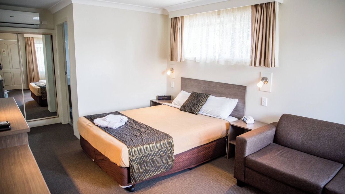Goulburn Bed & Breakfast | Lilac City Motor Inn Deluxe Queen Room 18