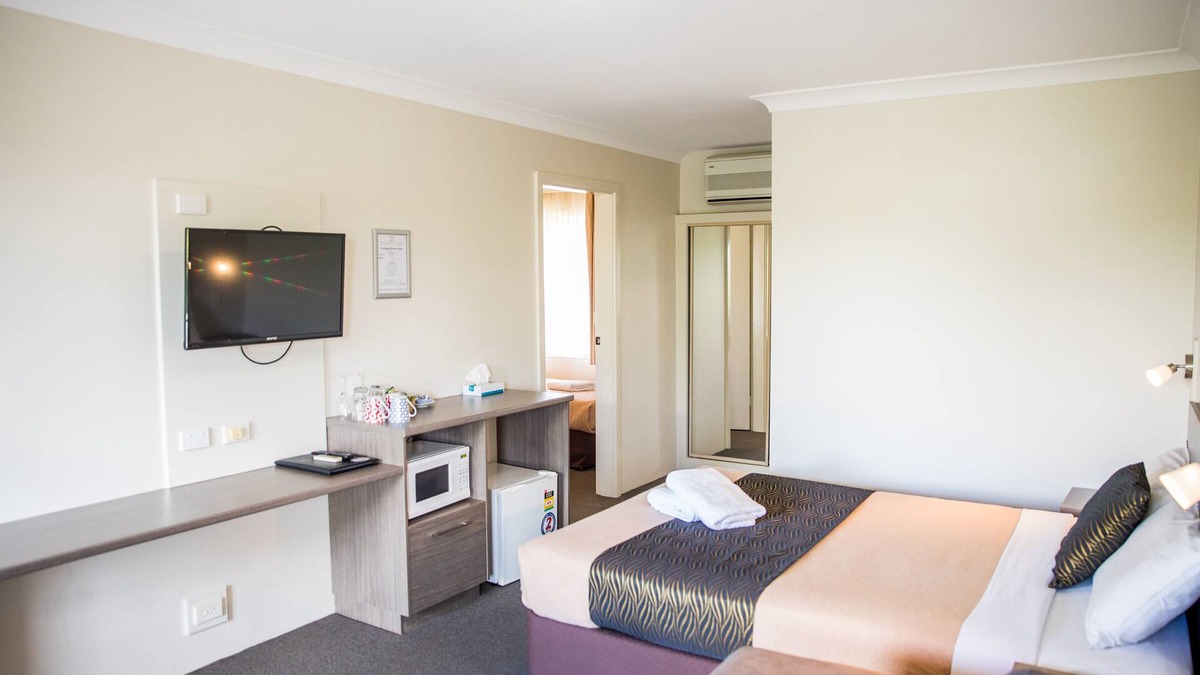 Goulburn Bed & Breakfast | Lilac City Motor Inn 2 Room Family 16