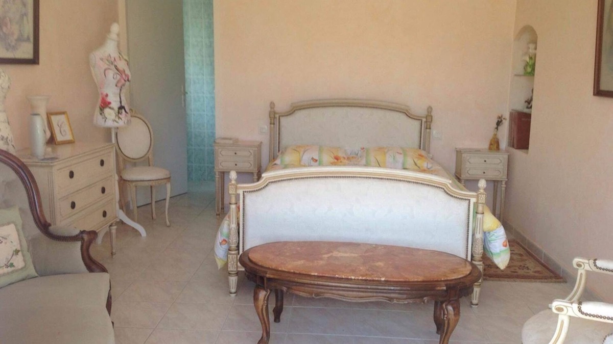 Saint Didier de la Tour Apartment | Lilac room