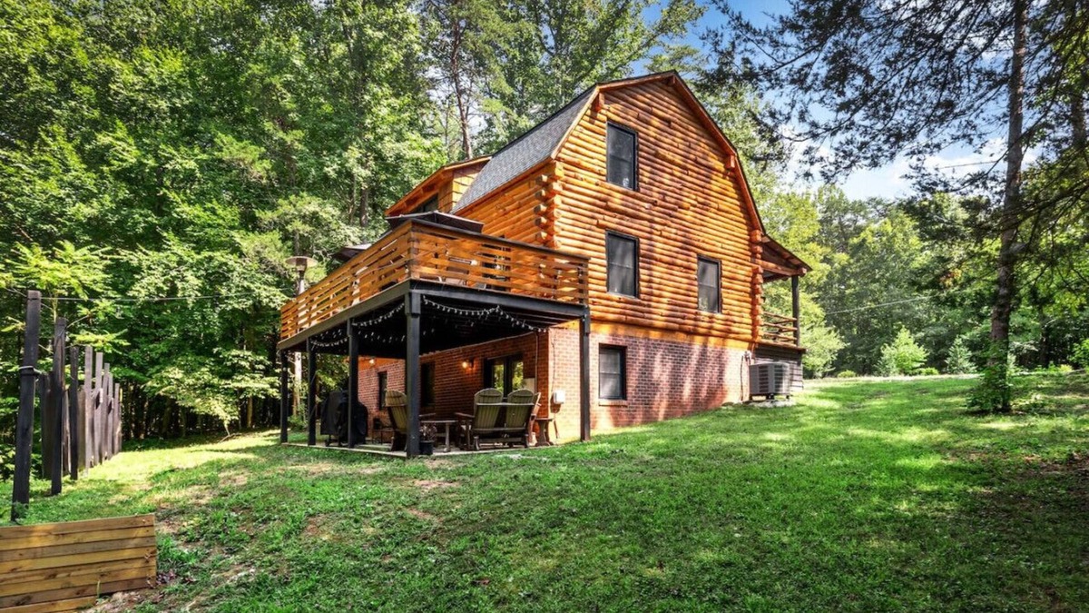 Macon Cabin | Lilla’s Cozy Cabin: Where Comfort Meets Fun!
