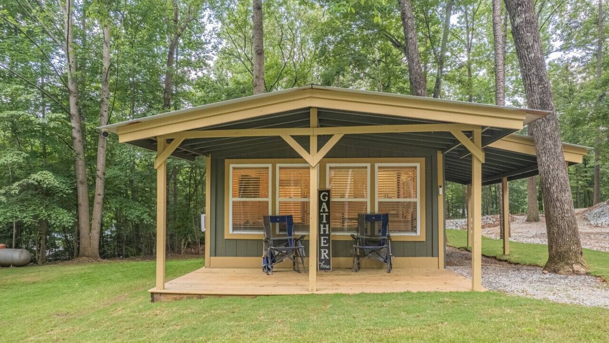 Gumlog House | "Lilliputian Hideaway: A Lakeside Dream"