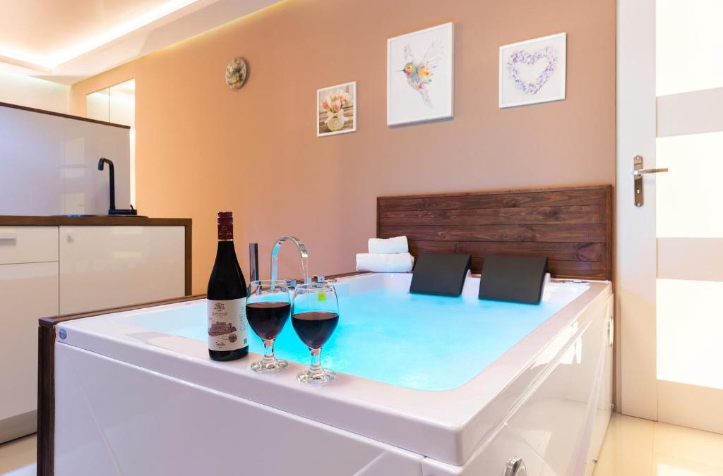 Michalowice Apartment | Lilly De Luxe Apartment with jacuzzi