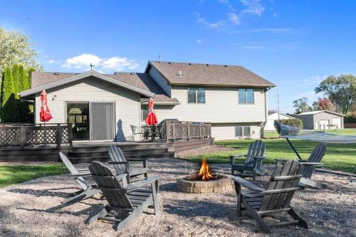 Black Wolf House | Lilly Lakeside- Large Tri Level home