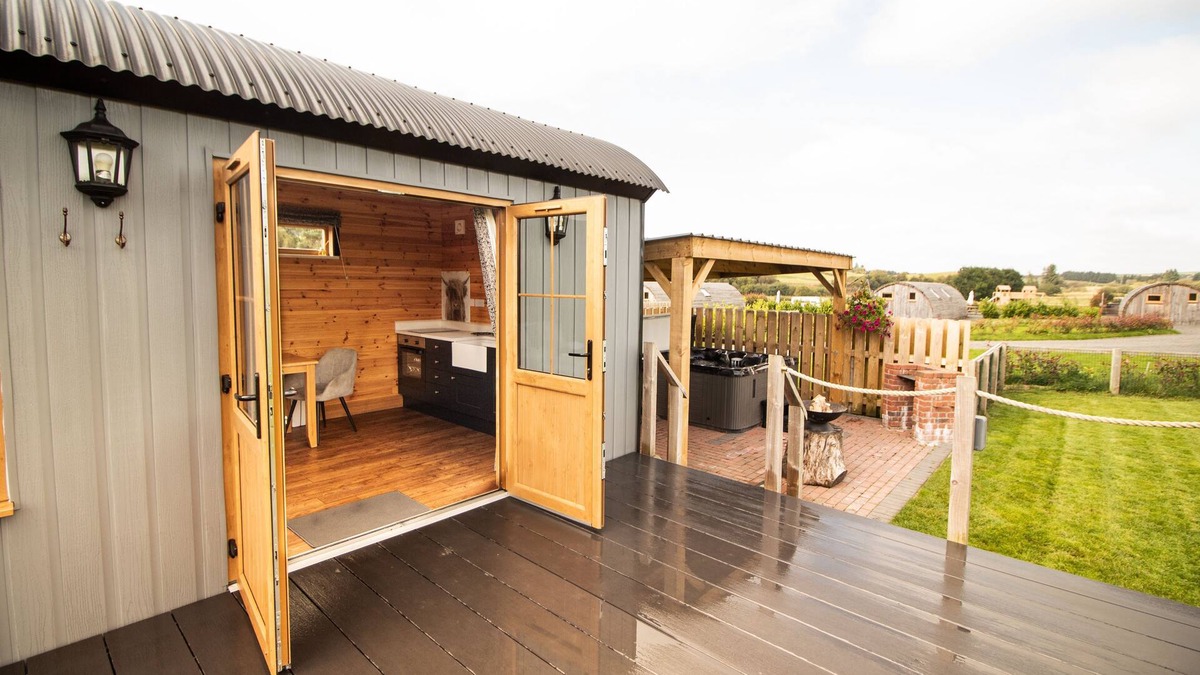 St Harmon Cabin | Lily - a shepherds hut that sleeps 3 guests in 1 bedroom