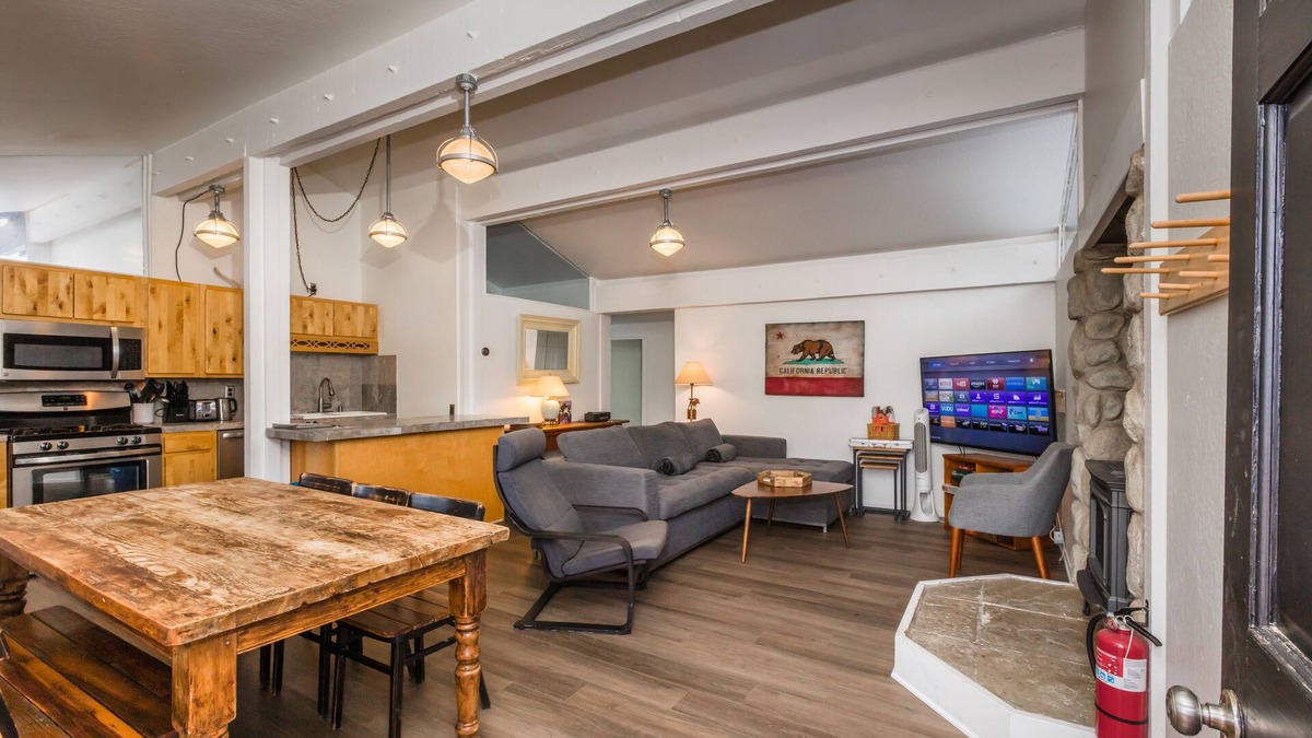 Truckee House | Lily Pad Modern w/AC! + Games, Smart TV's & HOA Amenities (Gym/HotTub/Sauna/Pool)