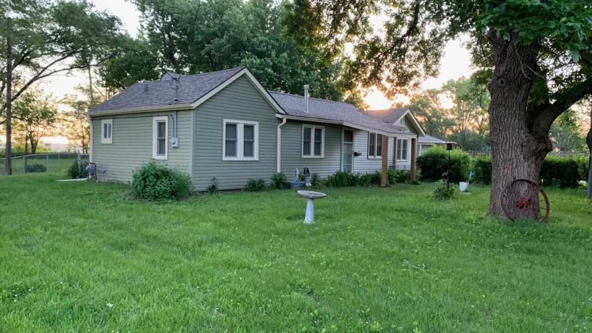 North Central Omaha Cottage | Lily's Cozy Cottage, a quiet corner to unwind, and 20 minutes to everything.