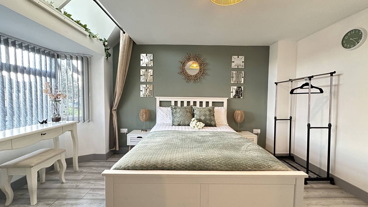 Marston Green Apartment | Lilypad Suite: Near Bham Airport | NEC | HS2 | Res