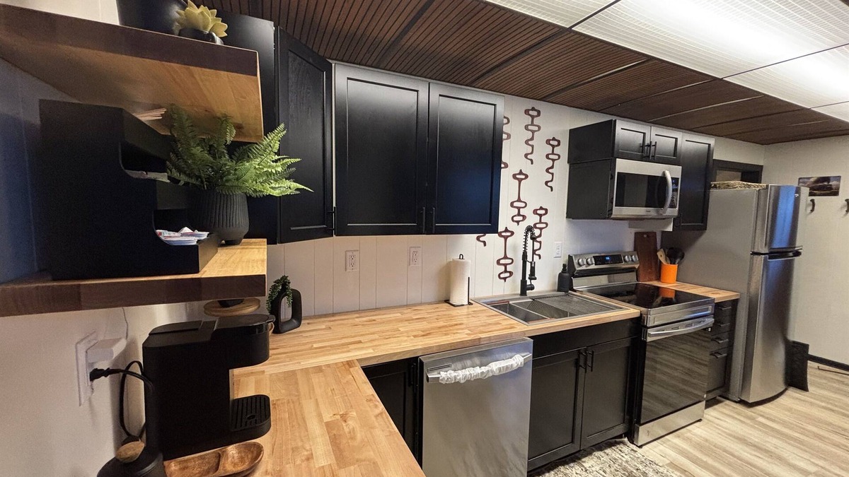 Lima Ski Chalet | Lima Locomotive house! Close to hospital, firepit, outdoor dining
