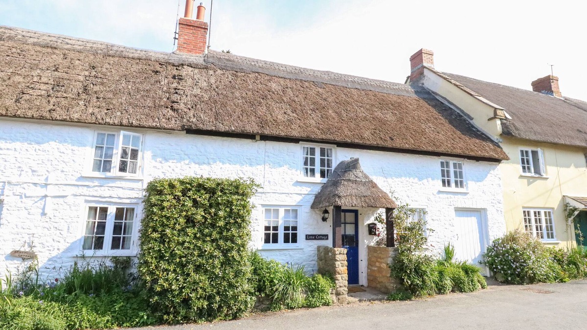 Burton Bradstock Cottage | LIME COTTAGE, character holiday cottage in Burton Bradstock