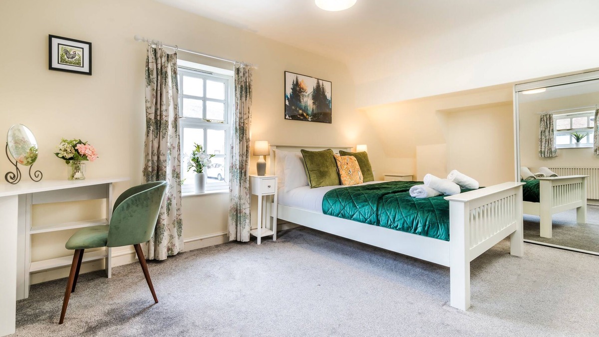 Buckingham Apartment | Lime View - Charming Town Centre Apartment - 1 Double, 2 Singles, Parking Space.
