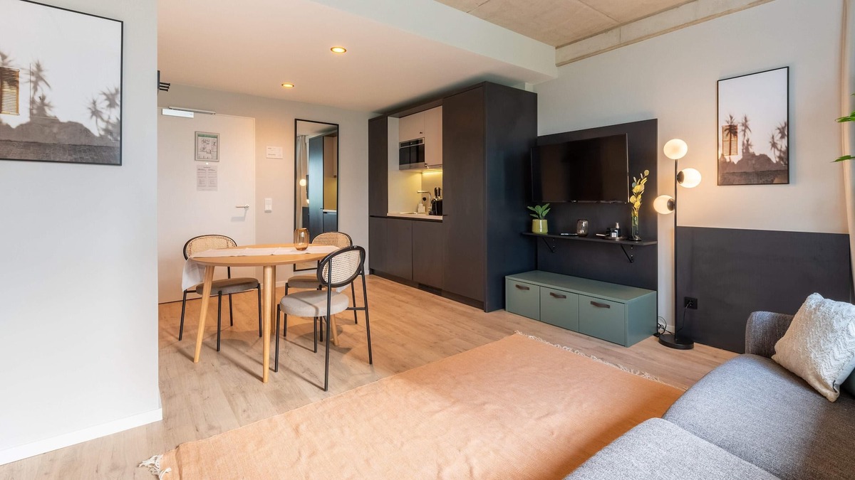 Stadtmitte Apartment | limehome Düsseldorf | Suite with Sofa Bed